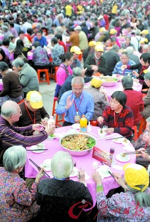 广东佛山千余老人同享千叟宴