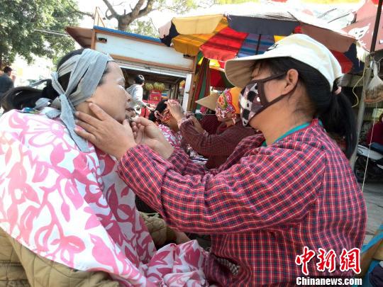 "挽面"是中国传统的民间美容术,是一种古老的风俗,在某些地区又称"