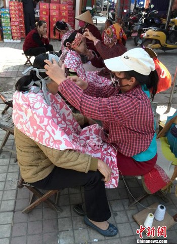 "挽面"是中国传统的民间美容术,是一种古老的风俗,在某些地区又称"