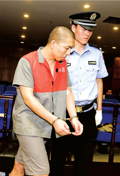 蒙面抢银行嫌犯受审认罪 抢劫源自暴富心理(图)