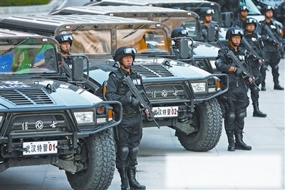 武汉特警"猛士"越野正式服役 外形似悍马(图)