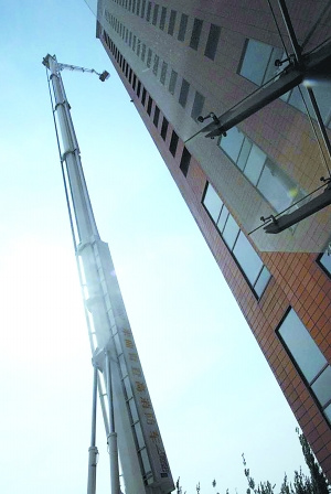 ����һ�߲�Ƶ�ʧ������Ա��24�㱳�±�����