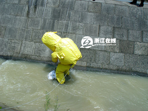 ����һװ��40��̼�ᱵ�����෭Σ��ˮԴ��ͼ��