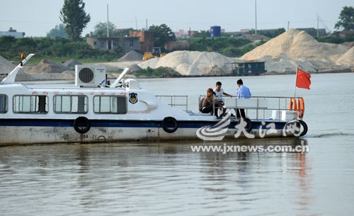 ��Ů��ͬ�����汻��ˮ����ˮ�Ϲ��������Ѿȣ�ͼ��