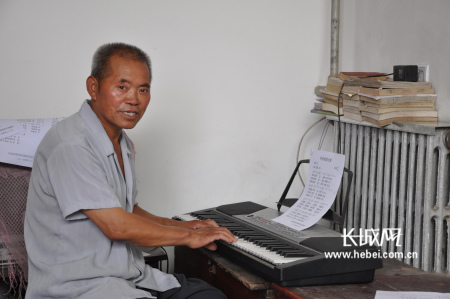 六旬农民两年谱写五首红歌献礼建党90周年