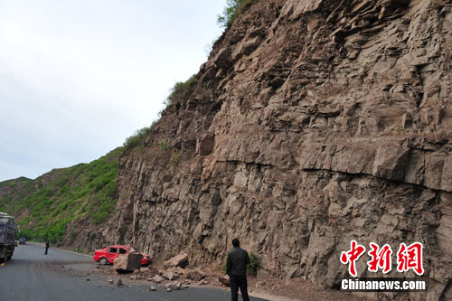 河北承德公路落石伤人续:交通部门制定施工方案