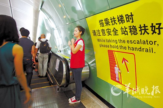 ������ɹ�����������ռǣ��߸�ЬŮ����ˤ��ͷ