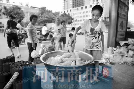 10��Ů���������������ϰڵ�̯���˾��ɵ���˯