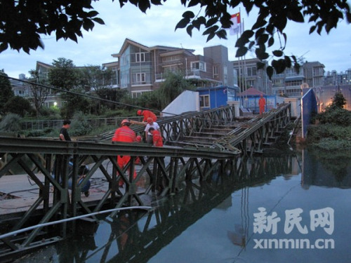 ������Ƶ��������ʻ�Ϻ�һ��������ҡҡ��׹��ͼ��