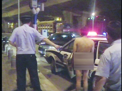 裸男凌晨马路上猛做俯卧撑 家属称因感情受挫(图)