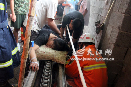 Ů����ֽ������ҧס��������Ѫ��ģ����ͼ��