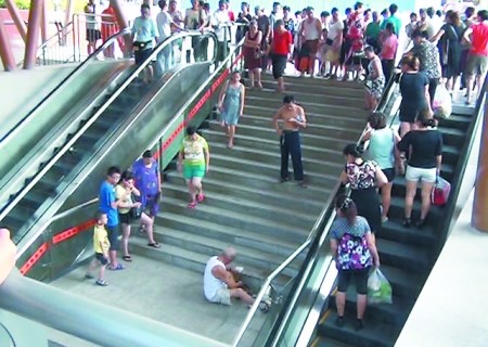 ����ˤ��ͷ��Ѫ��Χ��Ⱥ�����˸ҷ�������ʾ����