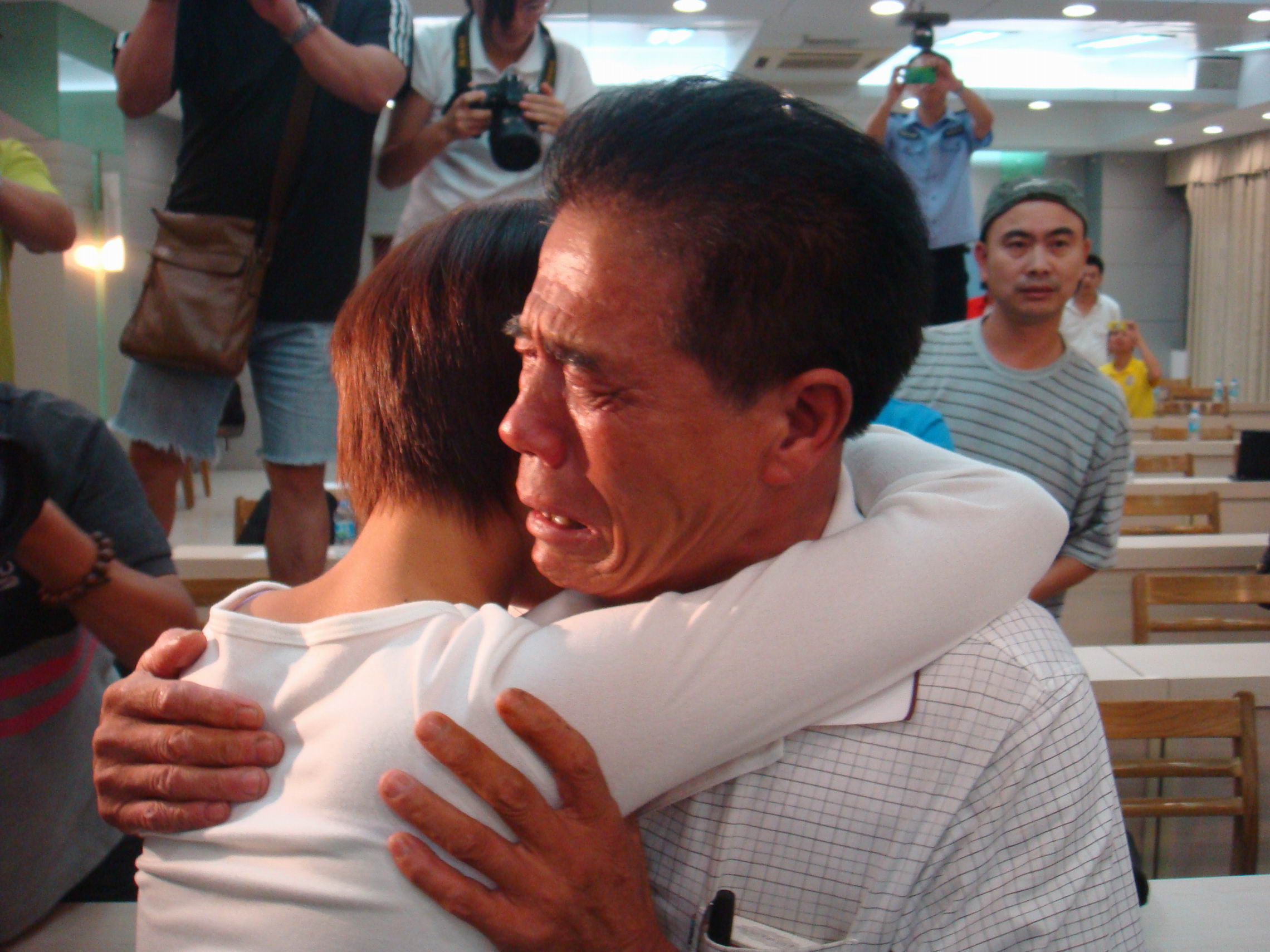 Ϊ�������¡���ʧ��4��15��Ů����ɷ������