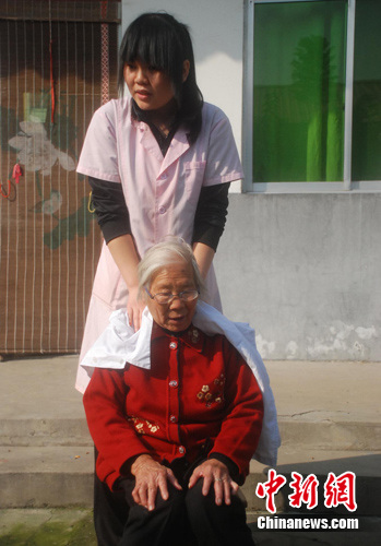 ����90��äŮ��Ħʦ��ѷ���¹������ܺ���