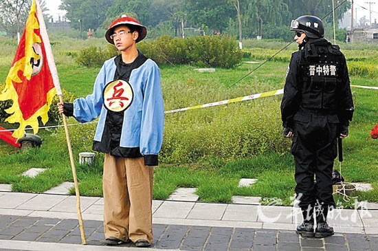 "清兵特警同台站岗"照片走红网络 网友称穿越(图)