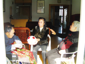 Ϊ���и�ĸ����������ѮТŮһ���չ��������š�