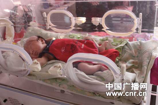 黑龙江嫩江一婴儿被弃公厕粪池尚未脱离危险期