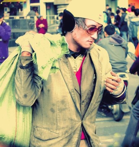 男子认出酷似谢霆锋"拾荒哥" 疑为失散弟(图)