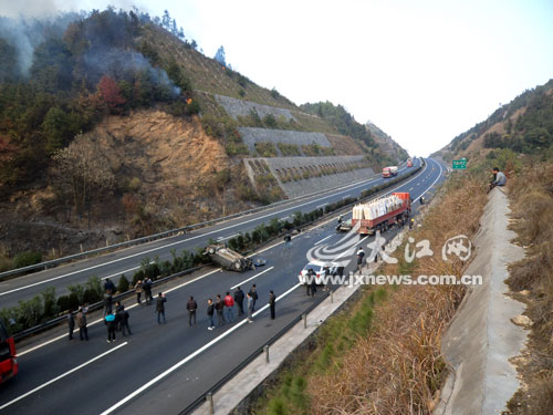 С����Խ�����ײ����һ�����¹����������ˣ�ͼ��