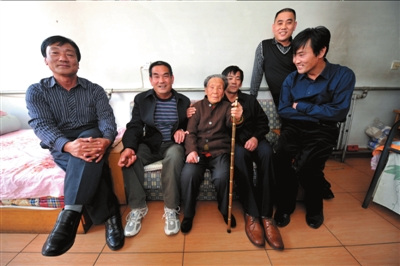 五兄弟赡养遭遗弃老人17年受乡邻称赞