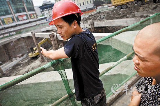 广州地铁工人否认配防弹衣称此前照片系拍着玩