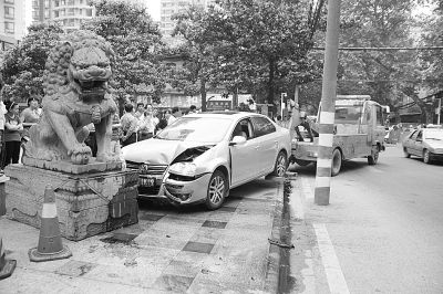 ���̳���˲���ƿ���Ů��ײ������������Σ��ͼ��