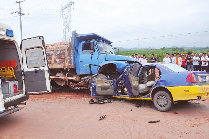 ˾���ݴ����˯��ײ���⳵������������ͼ��