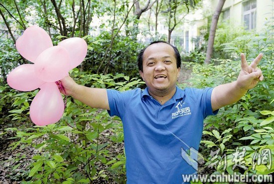 侏儒症男子征婚求有缘人 称愿踮起脚尖护爱人一世