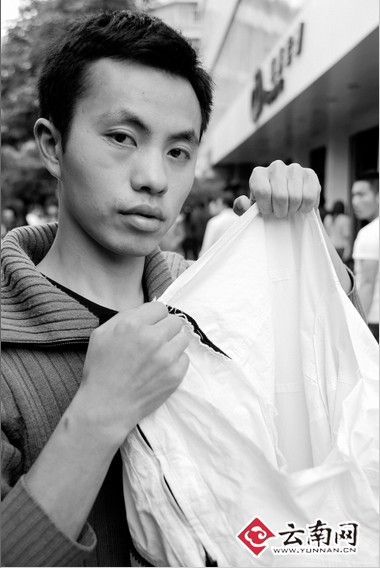 ��У��ѧ����Χ�۳ǹ�ִ����Ź��ͼ��