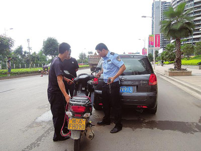 Ħ�г���С�γ���ײ�����Ӵ��ȹǶϳ����أ�ͼ��