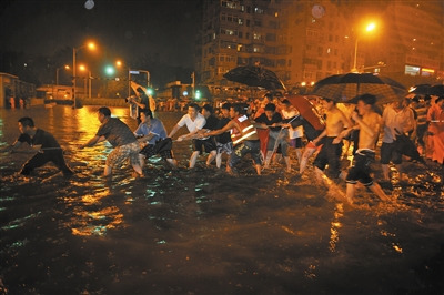 时间:7月21日晚   地点:广渠门桥下   事件:暴雨造成桥下一片汪洋
