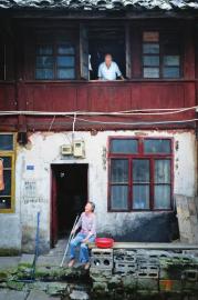 女子将已婚情夫藏身阁楼14年相恋30年方领证结婚