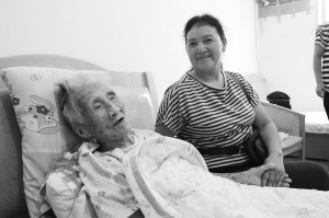 66岁孤女养育百岁保姆44年携“母”走遍百余城市