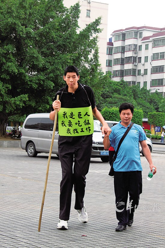 新闻中心 社会新闻  身高与"小巨人"姚明一样,境遇却迥然不同,一个