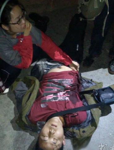 华山伤人事件两"黄牛"自首 受害人称与事实不符