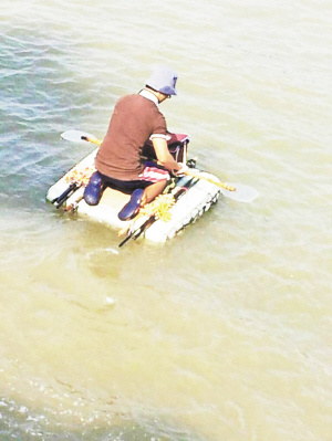 厦门一小伙划泡沫"舢板"出海钓鱼引围观(图)