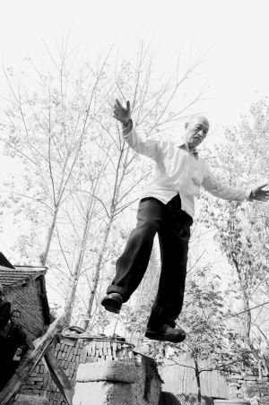 孙老汉在走钢丝