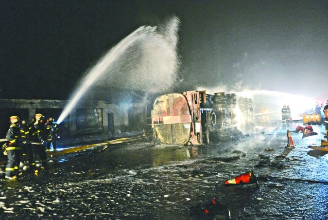 成温邛高速崇州段油罐车爆炸2死2伤 全线暂关闭