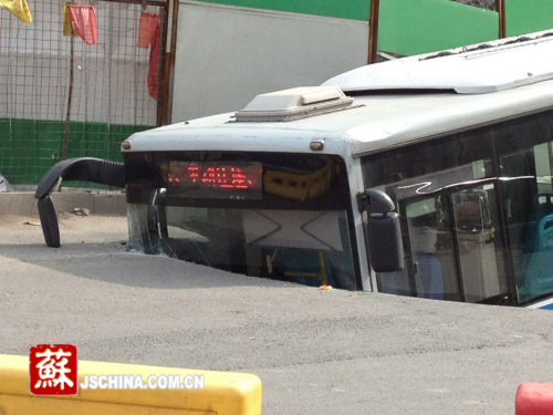 �Ͼ�·������ϵ����ʩ����ӿˮӿɳ����