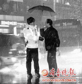 男子雨雪中为交警撑伞20分钟