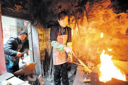 女铁匠承父业打铁26年忧心后继无人(图)