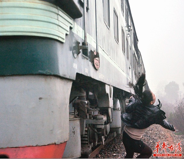 Ů����������Ѱ�̼��ձ�ײ��ɻ𳵽���ͣ��