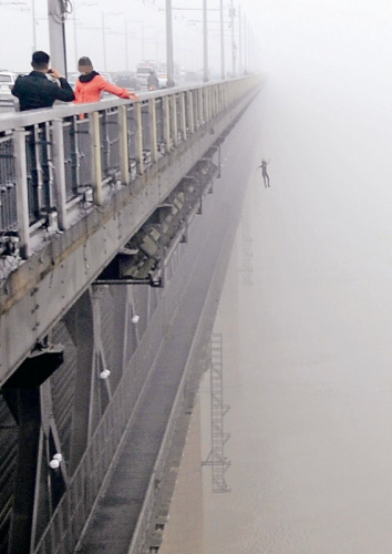 长江大桥10秒内两人先后跳桥 目击者称吃不下饭