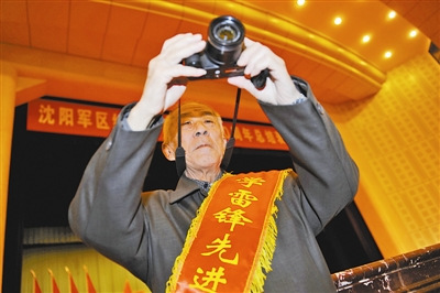 八旬翁雷锋精神宣讲台上离世自费40余万宣传雷锋