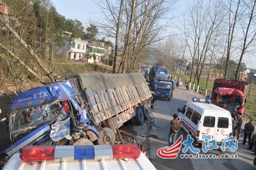江西两货车刹车失灵迎面相撞司机被卡在驾驶室