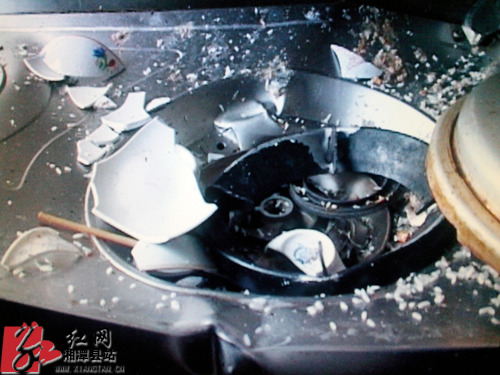 高压锅爆炸震碎天花板 老人收衣服躲过一劫