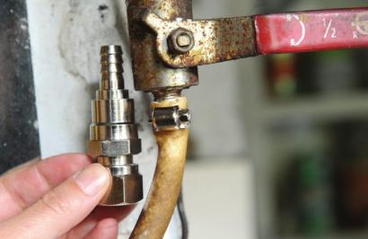 这个金属接头,就是"燃气安全阀".