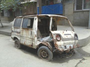 面包车放4年变垃圾车 民警称通过发动机号找车主