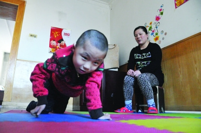 9岁男孩患肌营养不良症无法站立 母亲抱他上学