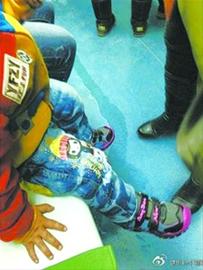 昨日上午8时许,网友坐地铁发现,旁边的小孩要尿尿,老人直接让孩子